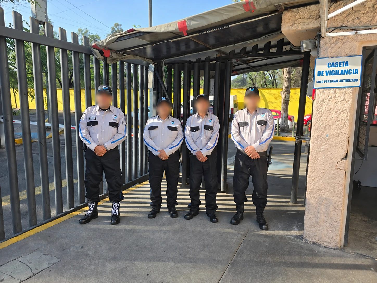 Equipo de JADASA uniformado en el acceso de una instalación