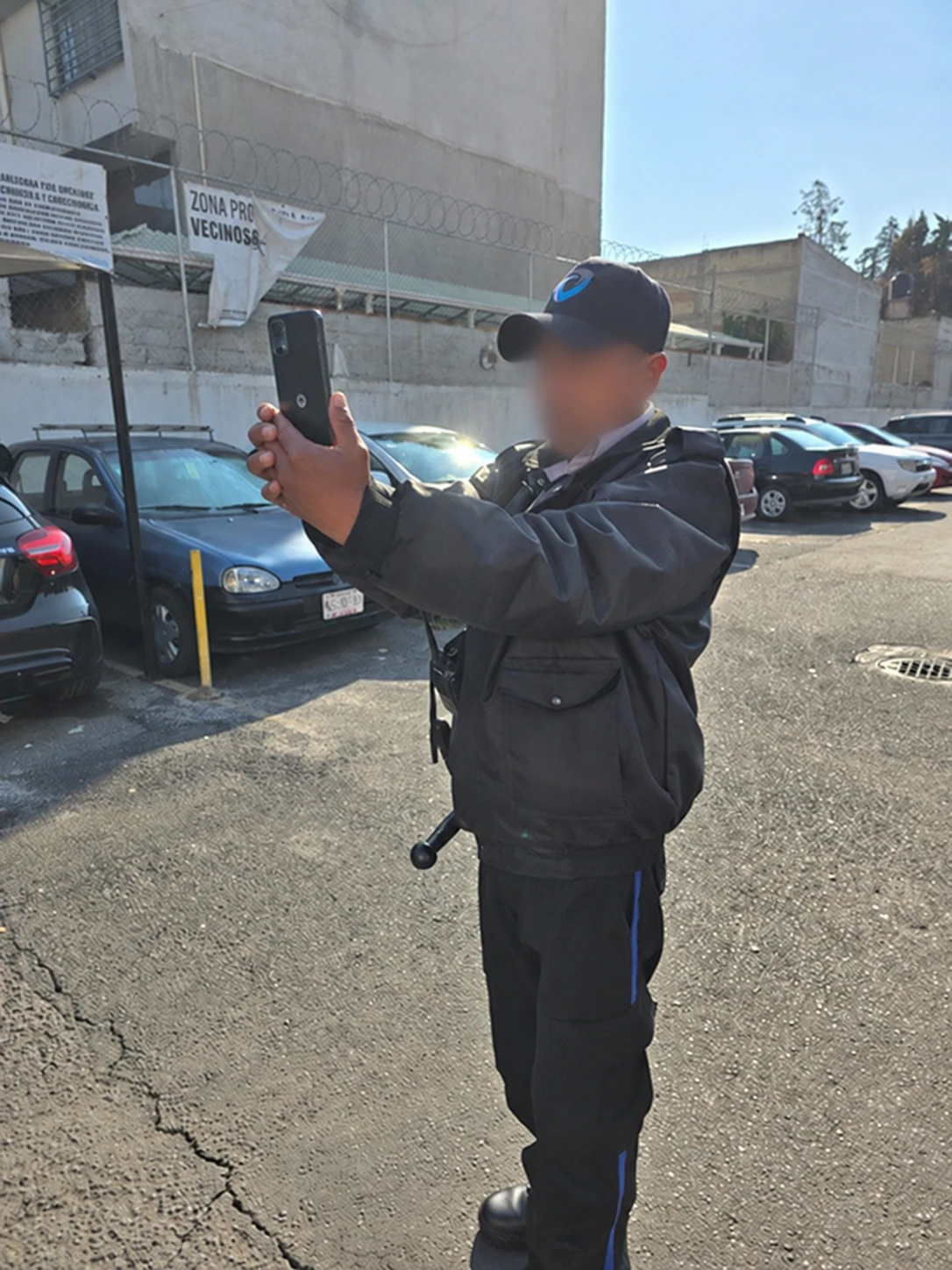 Elemento de JADASA comunicándose por radio durante el servicio