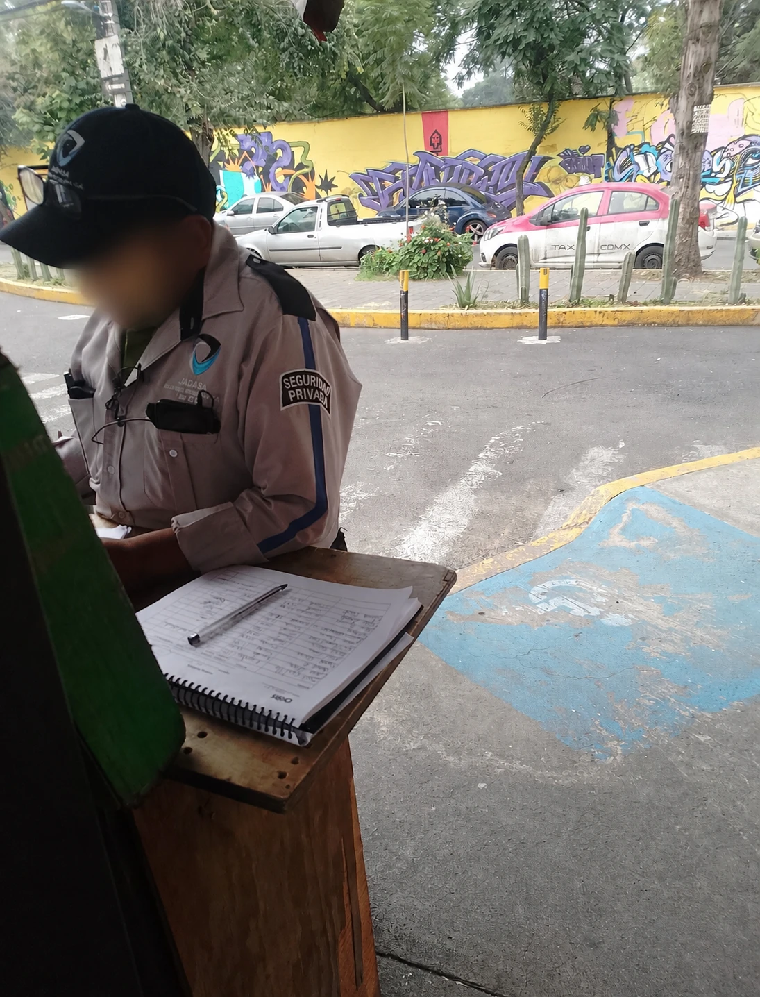 Elemento de JADASA revisando el registro de servicio